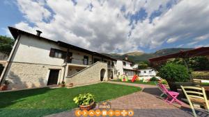 a house with a lawn in front of it at Agriturismo Le Case di Quarantotti in Norcia