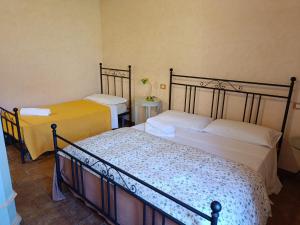 - une chambre avec 2 lits dans l'établissement Agriturismo Le Case di Quarantotti, à Norcia