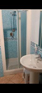 La salle de bains est pourvue d'une douche et d'un lavabo. dans l'établissement Agriturismo Le Case di Quarantotti, à Norcia