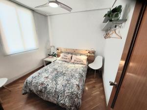 - une petite chambre avec un lit et une fenêtre dans l'établissement Apartamento céntrico y luminoso cerca de la playa., Castellón de la Plana