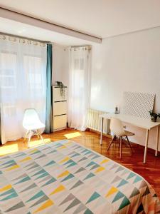 um quarto com uma mesa e cadeiras e um tapete em Apartamento céntrico y luminoso cerca de la playa. em Castellón de la Plana