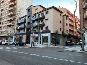 una calle de la ciudad con un edificio en la esquina en Apartamentos Palacio de Yolanda, en Zamora