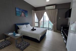 Schlafzimmer mit einem Bett, einem Tisch und einem TV in der Unterkunft Inspired Homes @ PJ Grand Sofo#10, Free Parking, 2Pax in Petaling Jaya