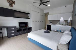 1 Schlafzimmer mit einem großen Bett und einer Küche in der Unterkunft Inspired Homes @ PJ Grand Sofo#10, Free Parking, 2Pax in Petaling Jaya