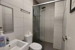 ein Bad mit einer Dusche, einem WC und einem Waschbecken in der Unterkunft Inspired Homes @ PJ Grand Sofo#10, Free Parking, 2Pax in Petaling Jaya
