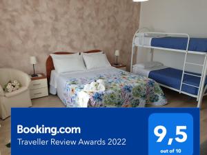 um quarto com uma cama e um beliche em Appartamento in B&B Vesuvio em SantʼAntonio Abate