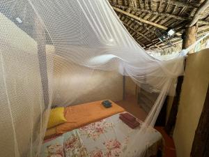 a bedroom with a bed with a net at Hostel Moreré in Moreré