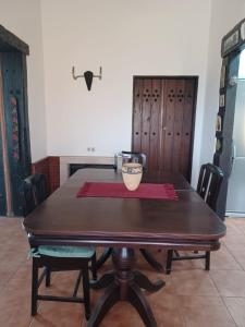 una mesa de comedor con un tazón encima en Casa Bril, en Cumeada