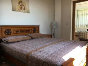 1 dormitorio con 1 cama con cabecero de madera en The sea 700 mt. from the house Wi-Fi and parking, en Spadafora