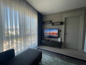 sala de estar con TV de pantalla plana y ventana en Luxury Holiday - Spa, Olympic Pool, Fitness, Sauna No88 en Antalya