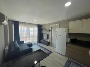 ein Wohnzimmer mit einem Sofa und einem Kühlschrank in der Unterkunft Luxury Holiday - Spa, Olympic Pool, Fitness, Sauna No88 in Antalya