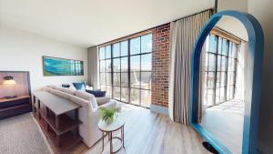 un soggiorno con divano e una grande finestra di The Restoration Asheville ad Asheville