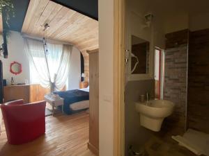 un bagno con lavandino e una camera con letto di Lecco Lake a Lecco
