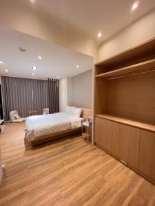 um quarto com uma cama e um grande armário em 懶得棟民宿 em Guanshan