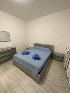 een slaapkamer met een bed met twee blauwe handdoeken erop bij La casa di Nonno Stefano - possibilità box privato in Loano