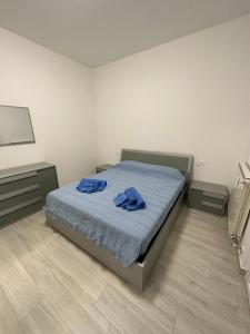 een slaapkamer met een bed met twee blauwe handdoeken erop bij La casa di Nonno Stefano - possibilità box privato in Loano