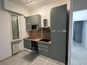 een keuken met een roestvrijstalen koelkast in een kamer bij La casa di Nonno Stefano - possibilità box privato in Loano