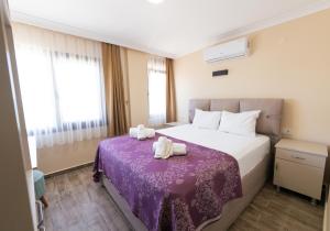Una habitación de hotel con una cama con toallas. en AKBÜK TAŞ OTEL, en Akbük