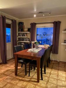 a dining room with a wooden table and chairs at Cozy house - Strønstad @the start of Lofoten in Strønstad