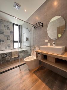 關山的住宿－懶得棟民宿，一间带水槽、卫生间和镜子的浴室