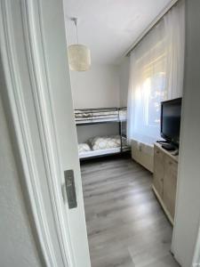 a room with a hallway with a tv and a room with at Moderne Monteurwohnung in Mönchengladbach Rheydt in Mönchengladbach
