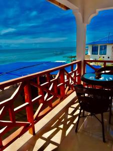Zenobia Beach Resort في نونغوي: شرفة مع طاولة وإطلالة على المحيط