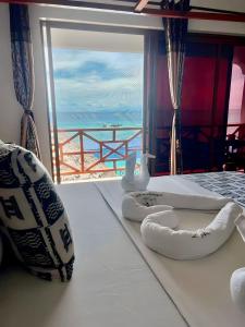 Zenobia Beach Resort في نونغوي: غرفة مطلة على المحيط على قارب