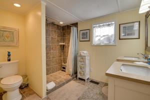 Ένα μπάνιο στο Walk to Ocean Surfside Beach Home with Pool Access +25 φωτογραφίες