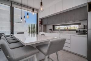 Galeriebild der Unterkunft SunnyVillas: 3BR New Villa☆Private Pool in Pernera - White Swan in Protaras