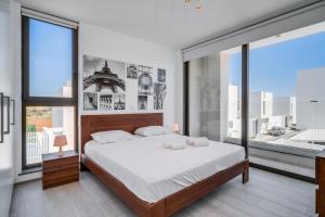 ein Schlafzimmer mit großem Bett und großen Fenstern in der Unterkunft SunnyVillas: 3BR New Villa☆Private Pool in Pernera - White Swan in Protaras + 56 Fotos
