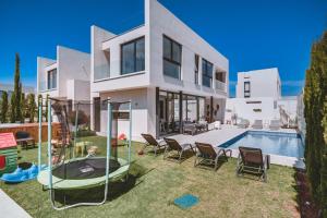 ein Bild von einem Haus mit einem Swimmingpool in der Unterkunft SunnyVillas: 3BR New Villa☆Private Pool in Pernera - White Swan in Protaras