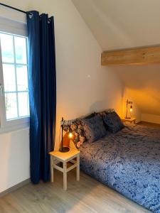 ein Schlafzimmer mit einem Bett und einem Tisch mit einer Lampe in der Unterkunft Holiday Deluxe Apartment in Travers