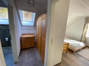 - une chambre avec un lit et une commode dans l'établissement Holiday Deluxe Apartment, à Travers