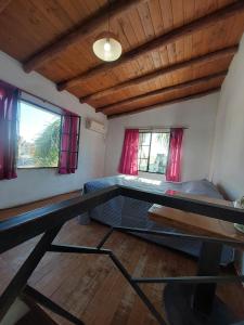 コロンにあるDepartamento Costa del Uruguayの窓のある部屋にベッドがある寝室