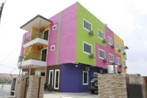 um edifício multicolorido com em Alor Villa em Malaca
