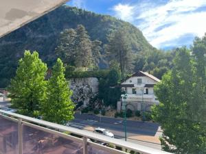 - une vue sur une maison et une rue avec une montagne dans l'établissement Appartement CLUSES CENTRE, à Cluses