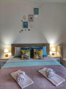 Uma cama ou camas num quarto em Adonis