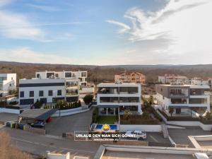 een luchtzicht op een stad met gebouwen bij Apartment Panorama Deluxe in Malinska in Malinska