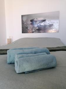 a bedroom with a bed with blue towels on the floor at Apartamento Viento Del Sur in Las Negras