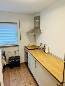 cocina con encimera de madera y fogones en Ferienwohnung in Rheinnähe, en Rheinbreitbach