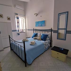 ein Schlafzimmer mit einem Bett mit zwei Handtüchern darauf in der Unterkunft Casa Raja in Gaeta