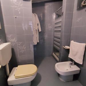 ein Bad mit einem WC und einem Waschbecken in der Unterkunft Casa Raja in Gaeta
