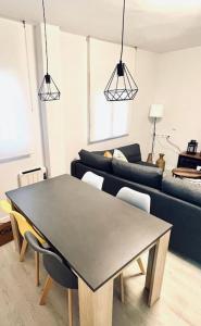 a living room with a table and a couch at Cómodo y acogedor apartamento in Madrid
