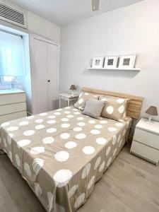 a bedroom with a large bed in a room at Cómodo y acogedor apartamento in Madrid