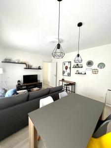 a living room with a couch and a table at Cómodo y acogedor apartamento in Madrid