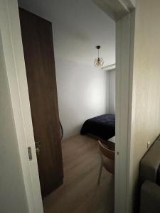 een kamer met een kamer met een bed en een deur bij Enzo home in Batoemi