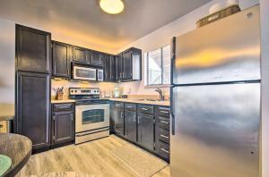 Osage Beach Resort Condo with Community Pool!的厨房或小厨房