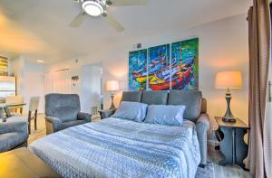 欧塞奇比奇Osage Beach Resort Condo with Community Pool!的卧室里有一张床，墙上挂着一幅画 更多19张照片