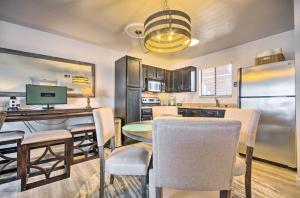 Osage Beach Resort Condo with Community Pool!的厨房或小厨房