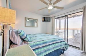 Osage Beach Resort Condo with Community Pool!客房内的一张或多张床位